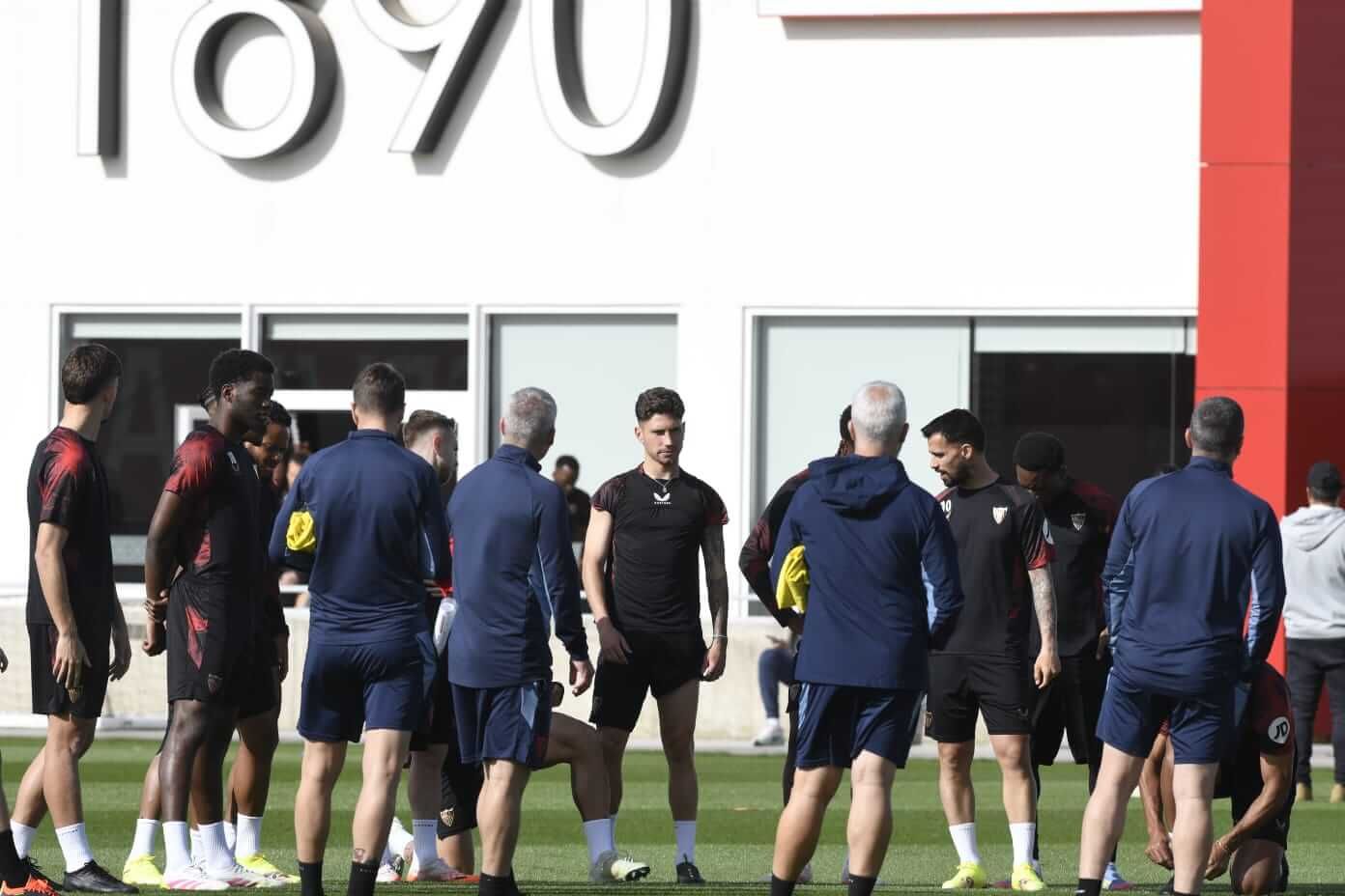Los jugadores del Sevilla, en el entrenamiento de este miércoles.