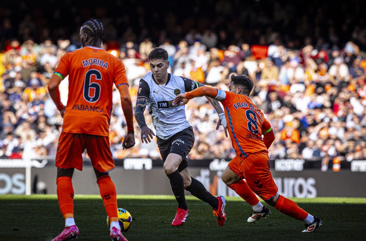 Enzo Barrenechea, ante el Celta de Vigo.