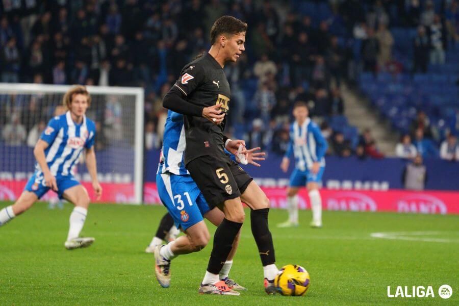  Enzo Barrenechea, ante el RCD Espanyol.