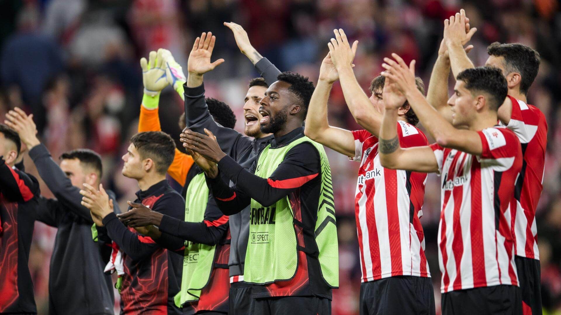  El Athletic agradece a la afición tras ganar ante el Rangers.