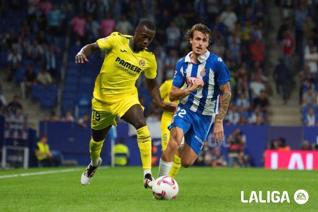  Nicolas Pépé corre delante de Carlos Romero en el Espanyol-Villarreal.