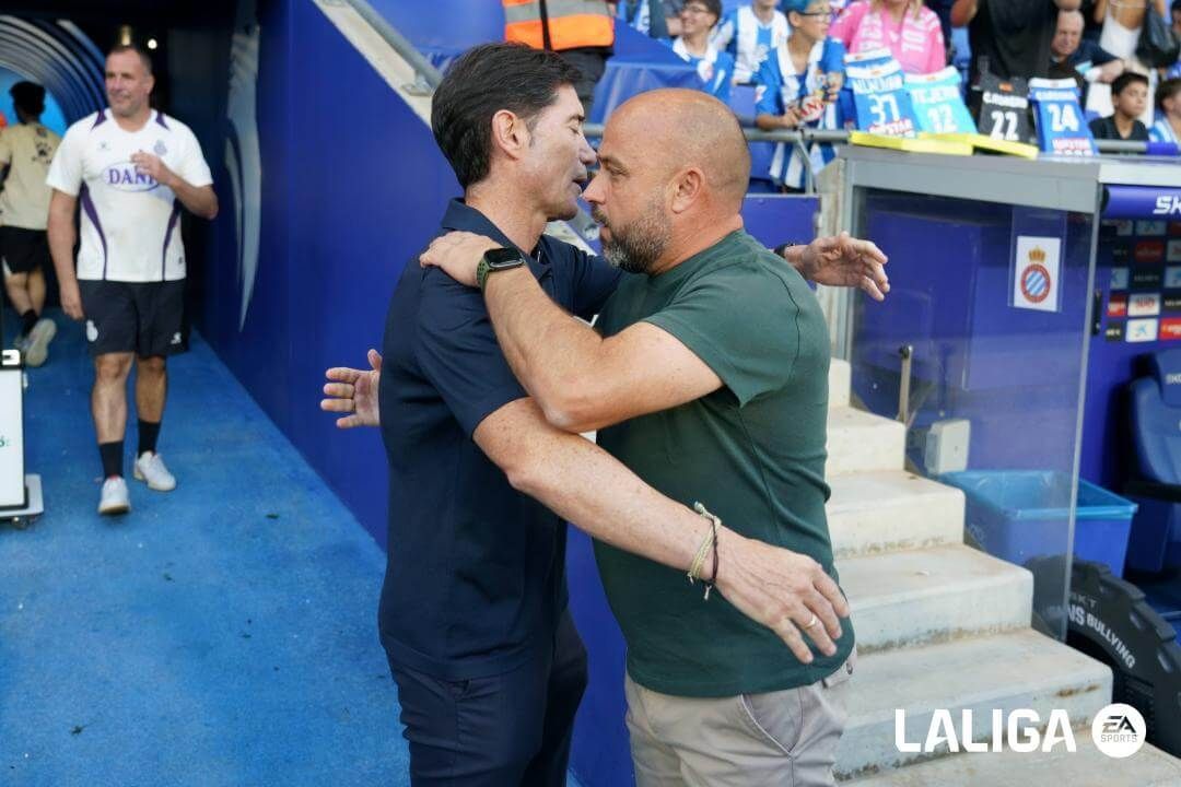  Marcelino y Manolo González se saludan antes del Espanyol-Villarreal.