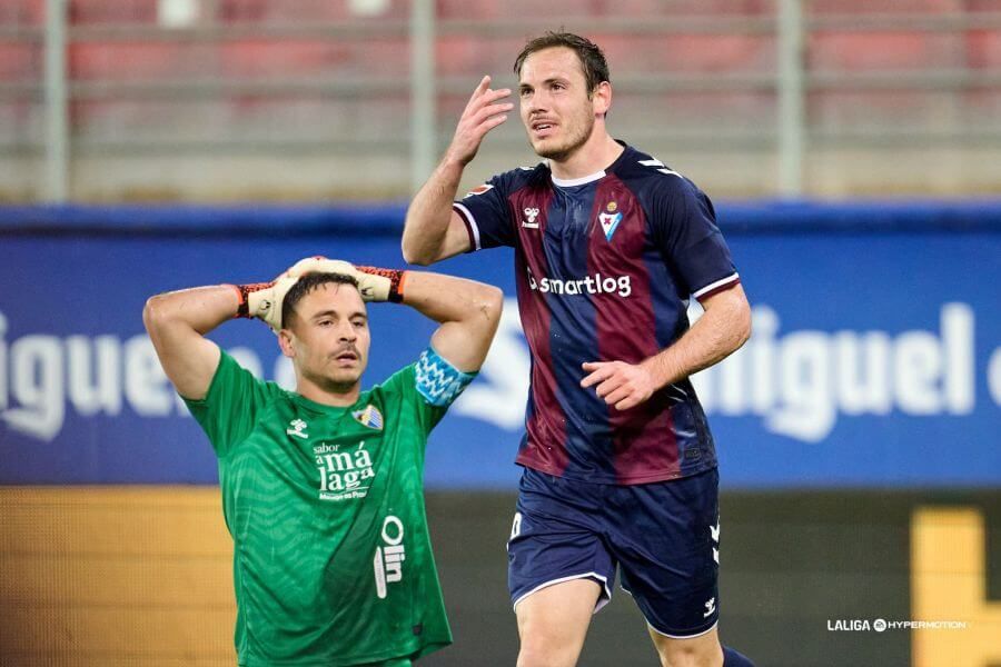 Alfonso Herrera lamenta el gol de Jon Bautista en Ipurúa.