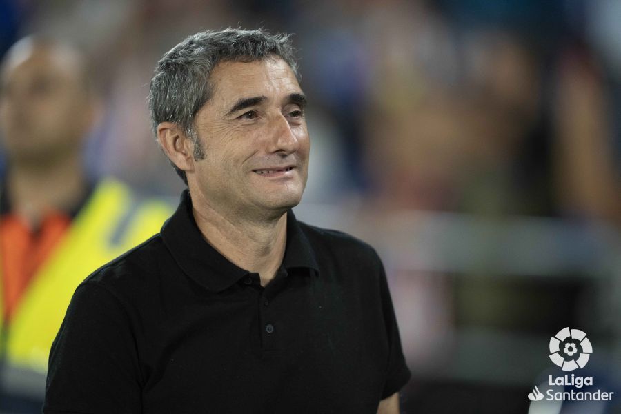  El técnico Ernesto Valverde sonríe durante un partido del Athletic Club.