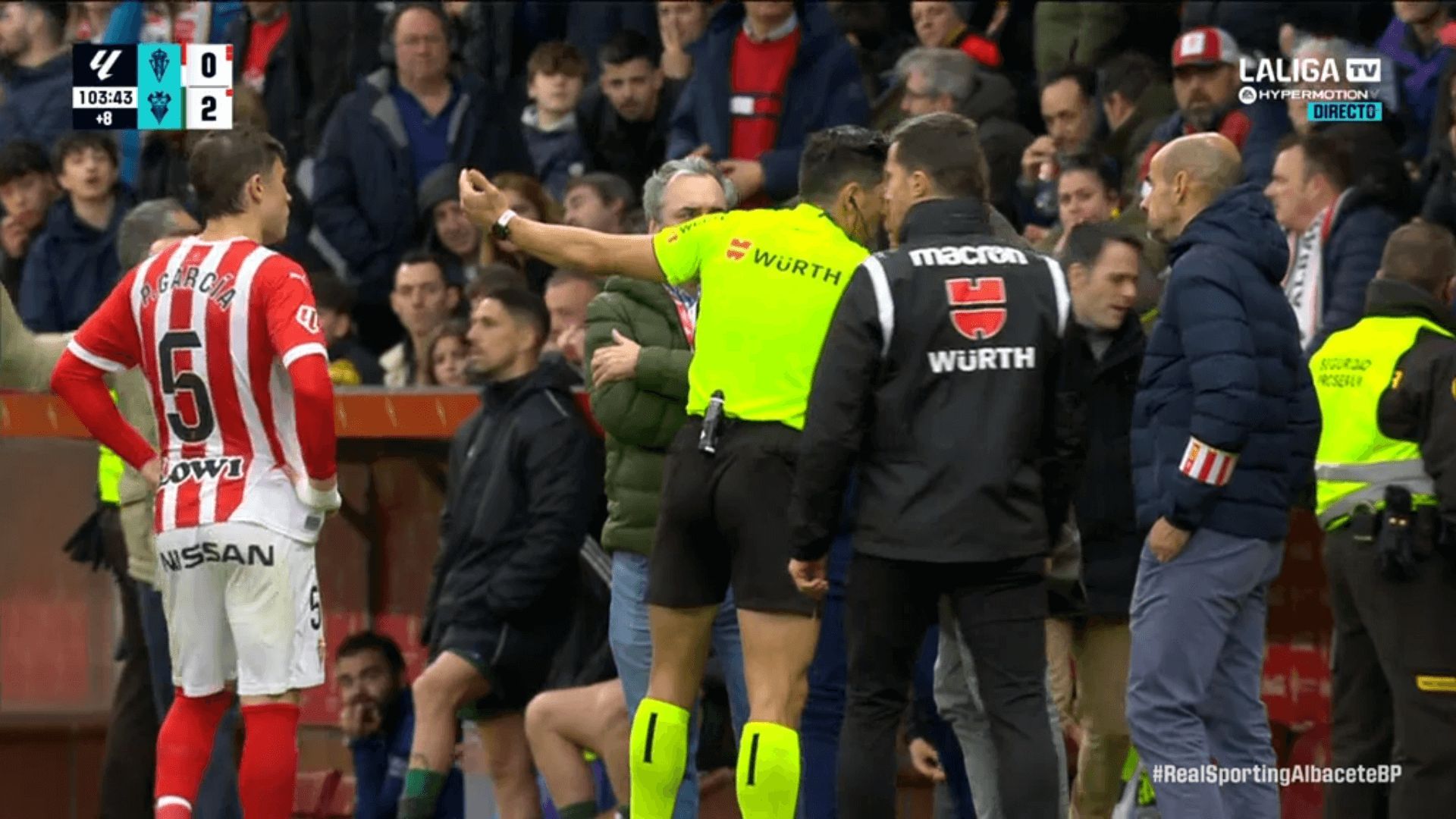 Muresan Muresan habla con los delegados del Sporting.