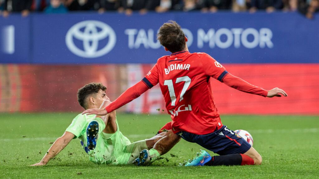  Budimir recibiendo una falta (Cordon Press)