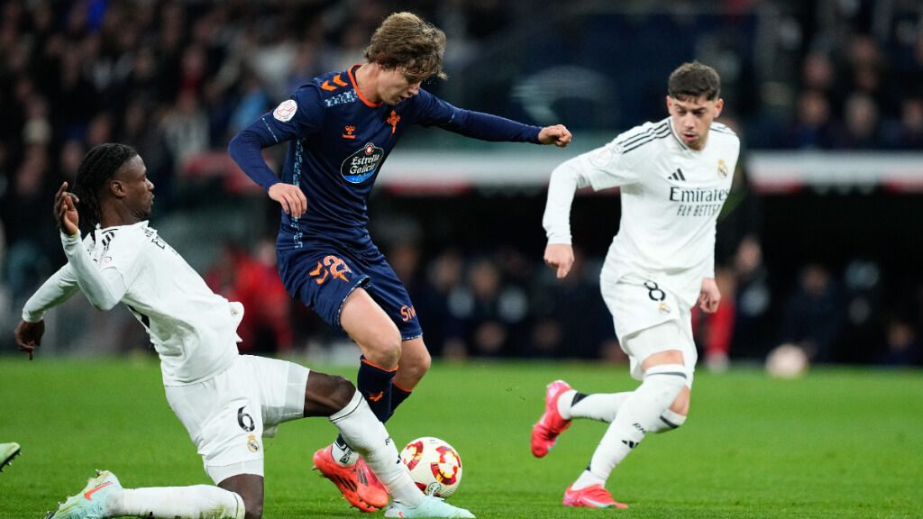  Camavinga y Fede Valverde defendiendo el ataque del Celta (Europa Press)