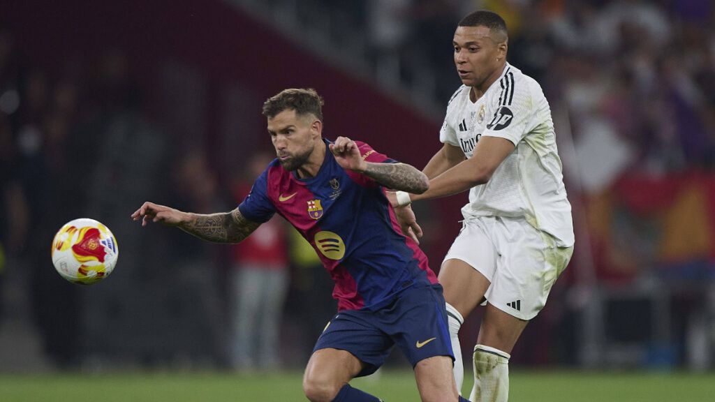  Íñigo Martínez y Mbappé en El Clásico (Cordon Press)