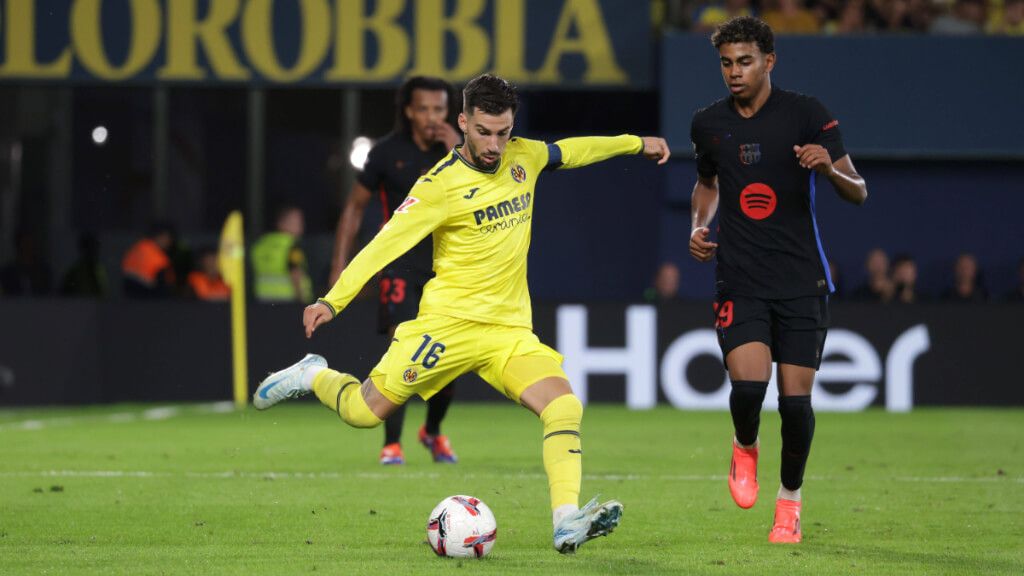  Álex Baena contra Lamine Yamal (Cordon Press)