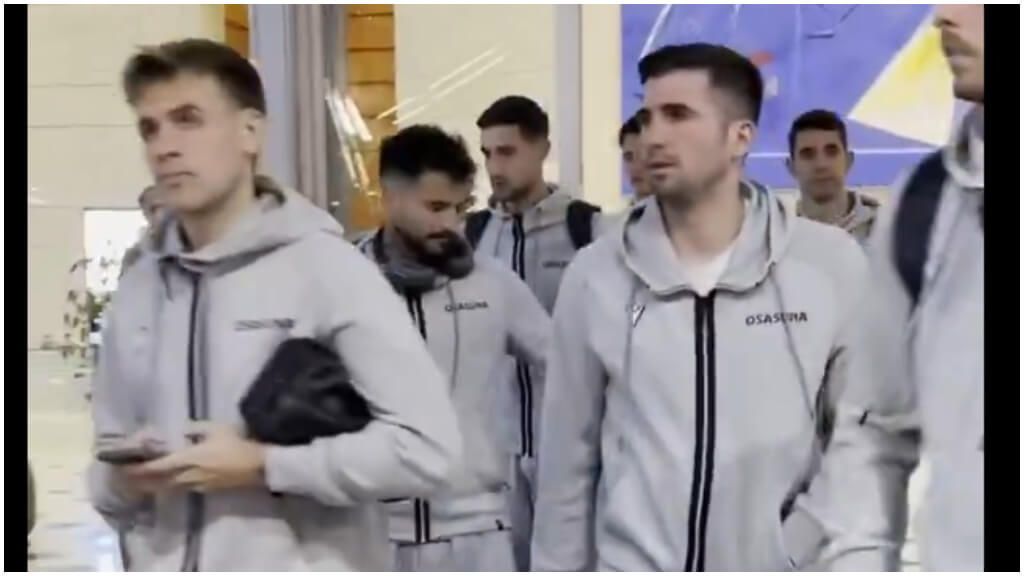 Los jugadores de Osasuna se dirigen a Montjuic (foto: tw Osasuna).