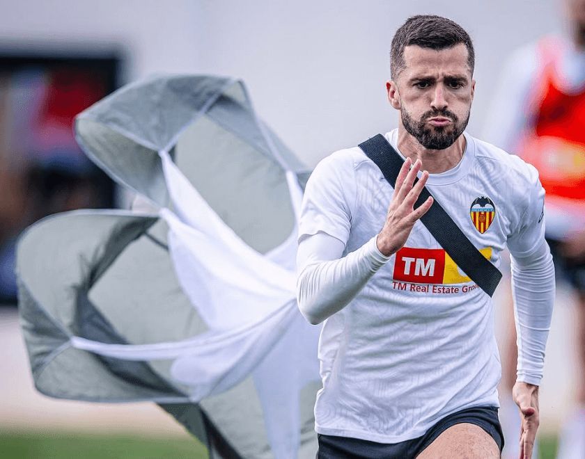  Gayà en paracaídas en un entrenamiento del Valencia CF