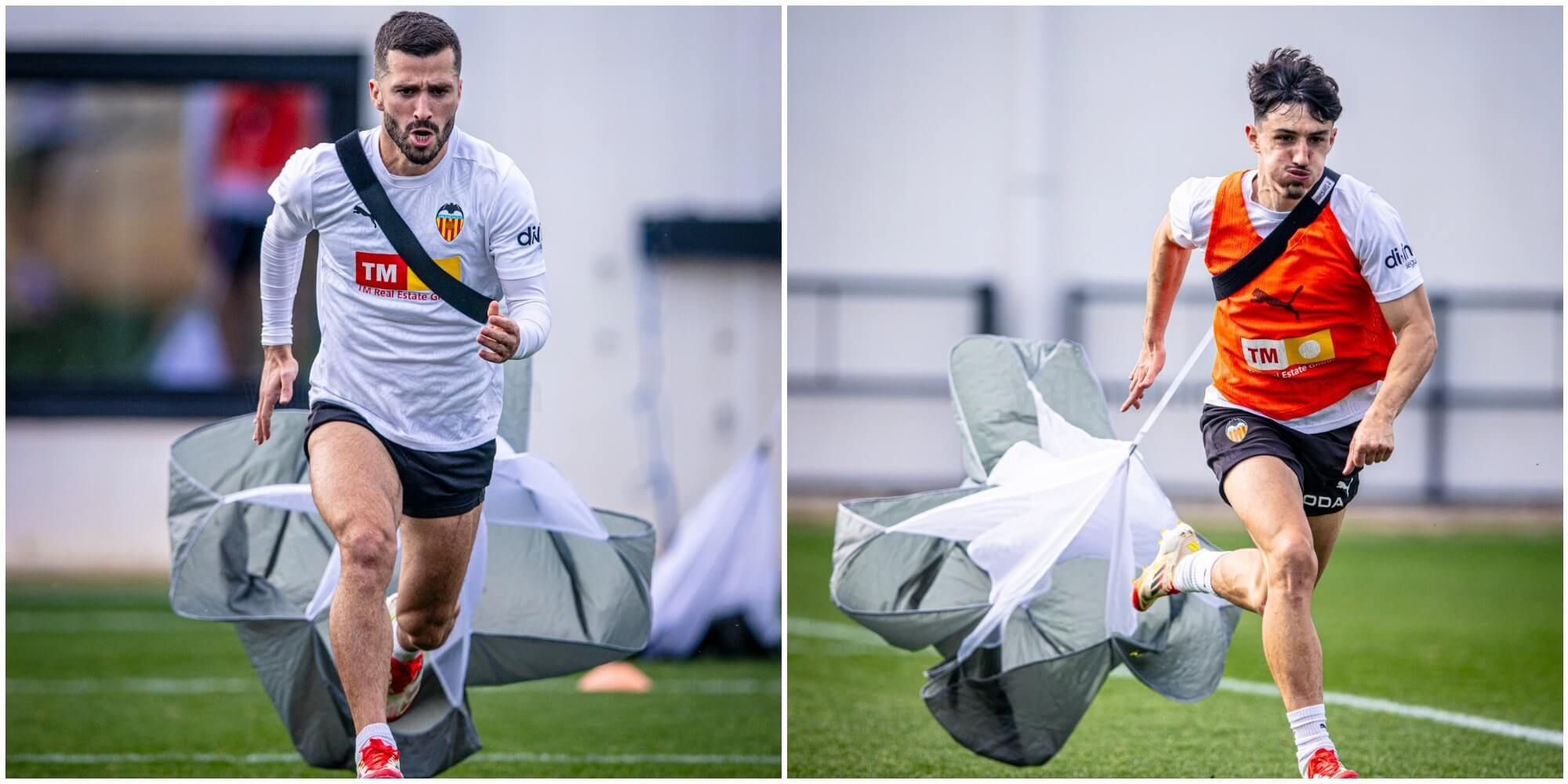  Gayà y Diego López con los nuevos paracaídas este miércoles