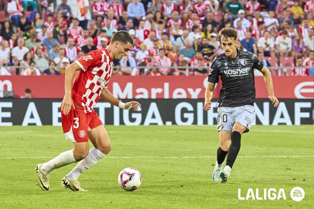  Miguel Gutiérrez conduce delante de Aimar Oroz en el Girona-Osasuna.