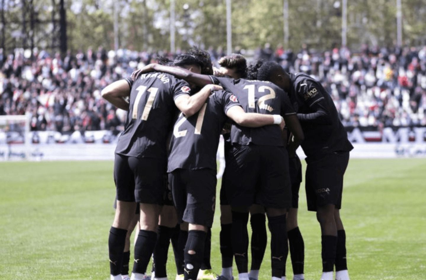  Gol de Sadiq en Vallecas y los jugadores escuchando a Pepelu