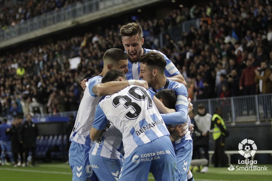 Los jugadores del Málaga celebran el gol de Rubén Castro al Málaga.