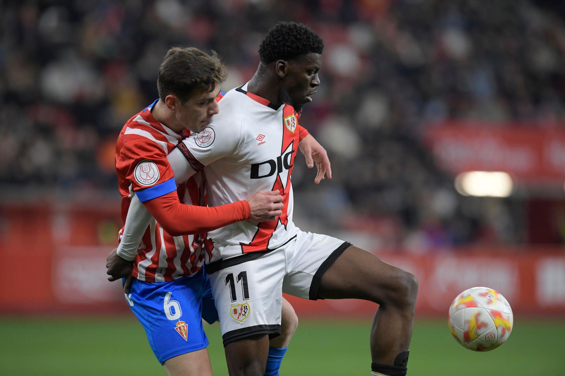  Nteka, novedad en el once del Rayo Vallecano.