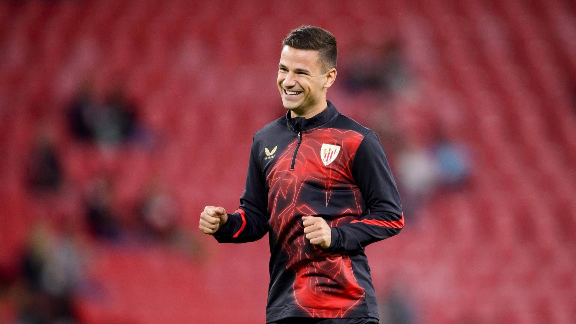  El punta Gorka Guruzeta calienta de buen humor antes de un partido de Liga.