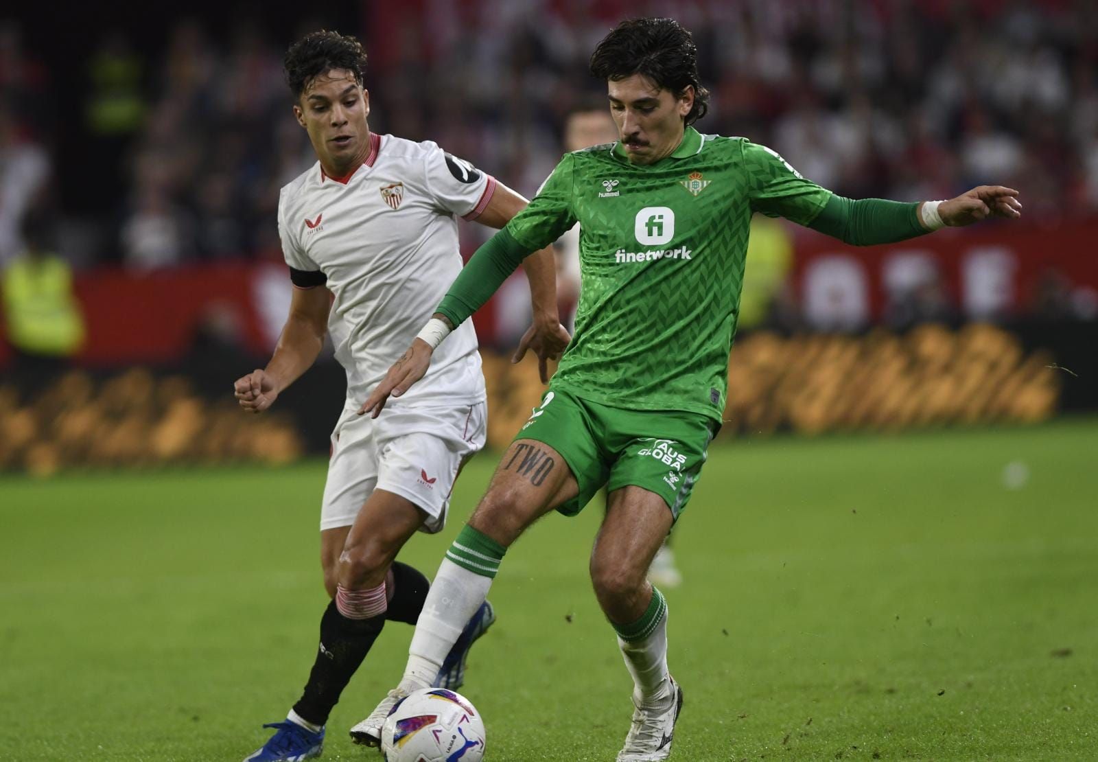  Imagen del último derbi Sevilla-Betis en el Sánchez-Pizjuán con Héctor Bellerín y Óliver Torres