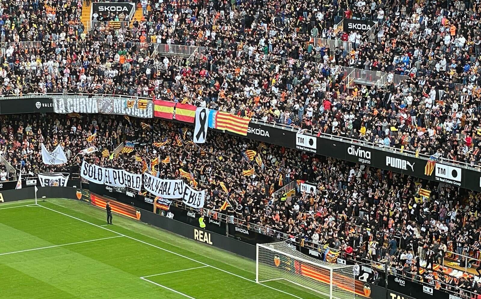 El recuerdo de la Grada Joven a las víctimas de la DANA en la previa del Valencia-Betis (Foto: Xem