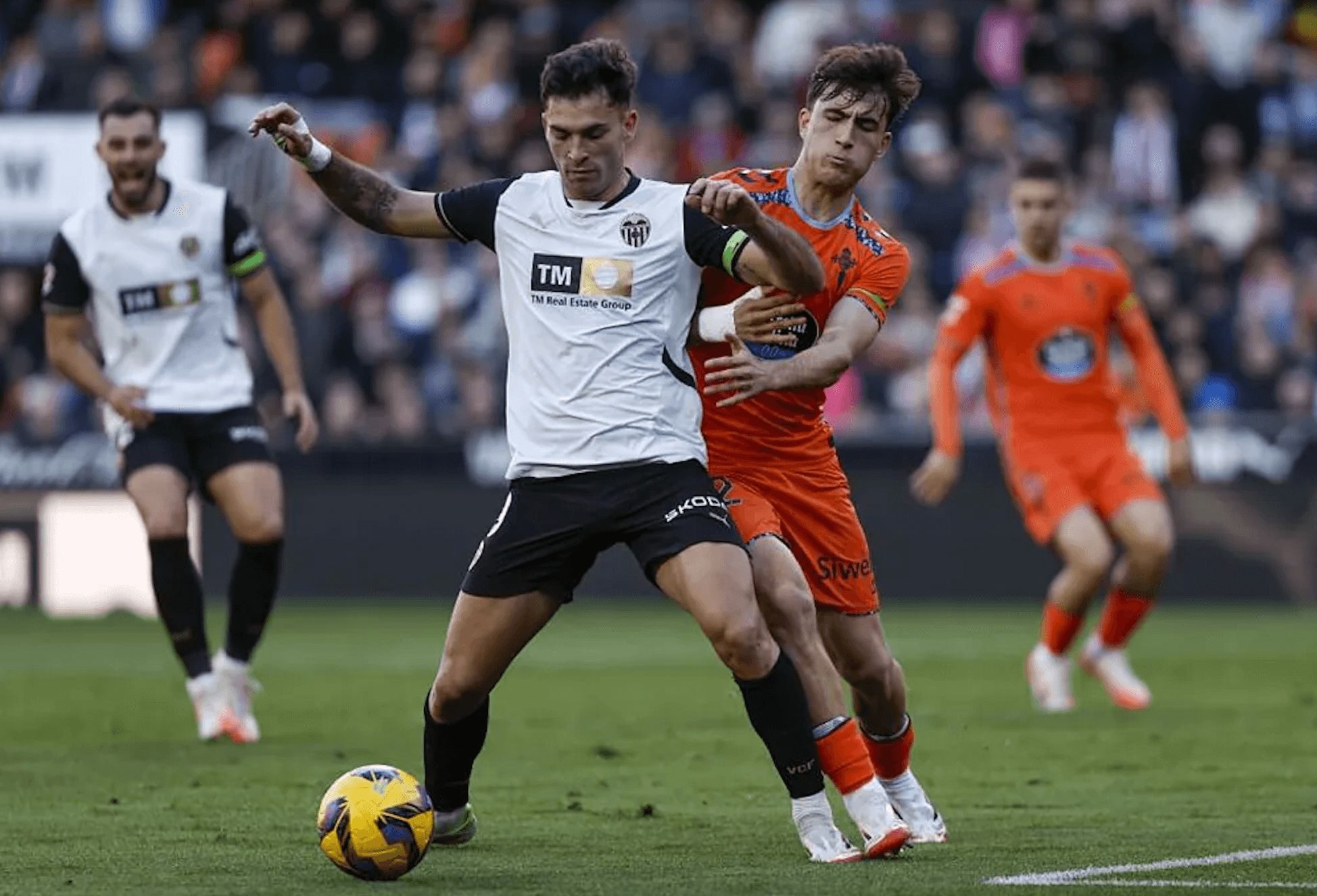 Hugo Duro ante Javi Pérez (Foto: EFE)