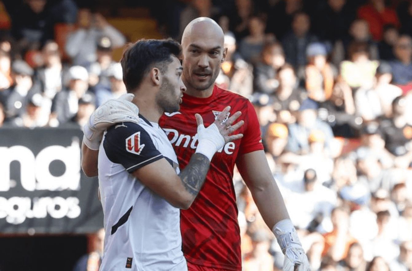 Hugo Duro hablando con Dmitrovic después de una jugada. Foto: LaLiga
