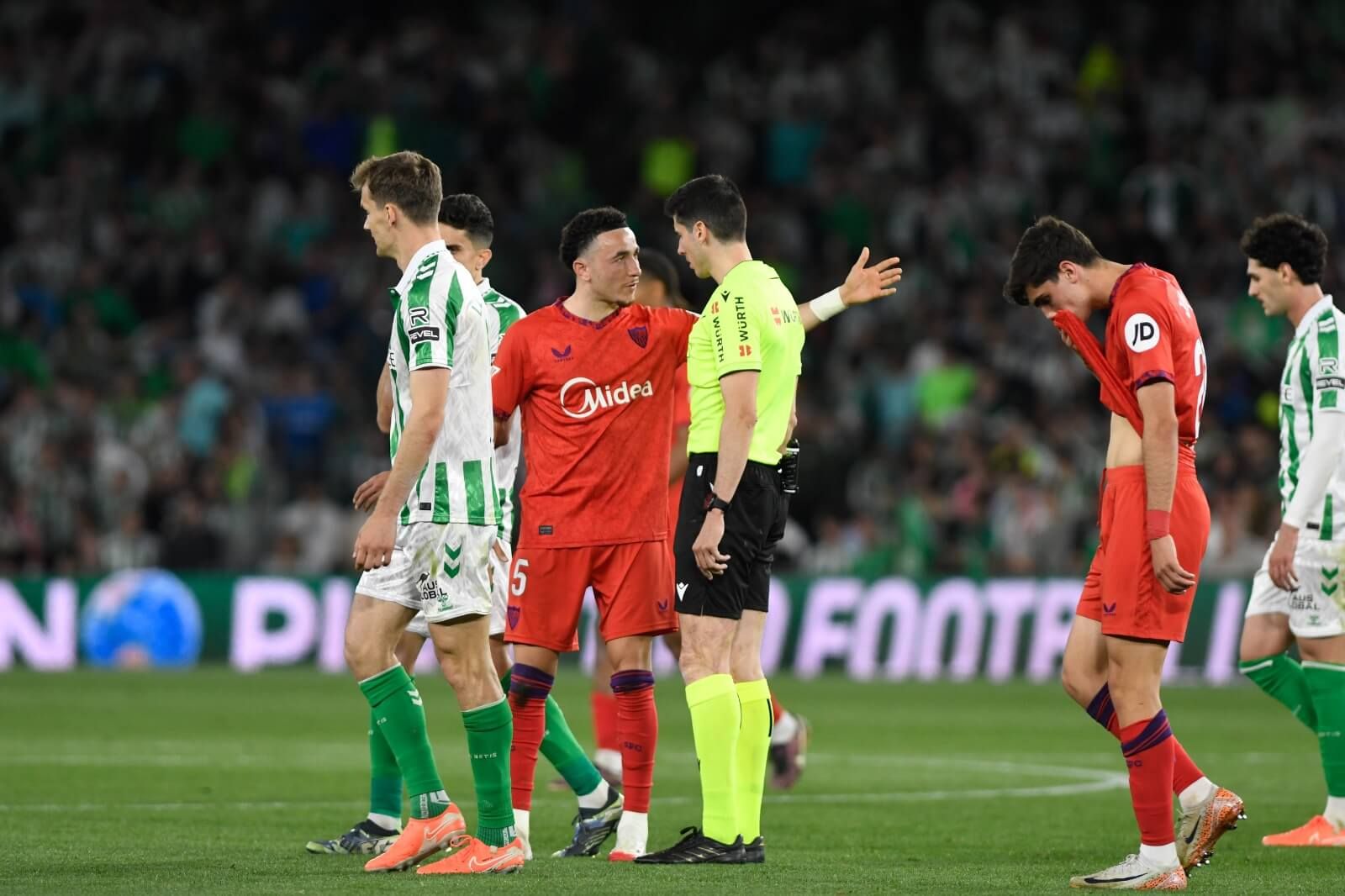 Rubén Vargas, protestándole a Busquets Ferrer.