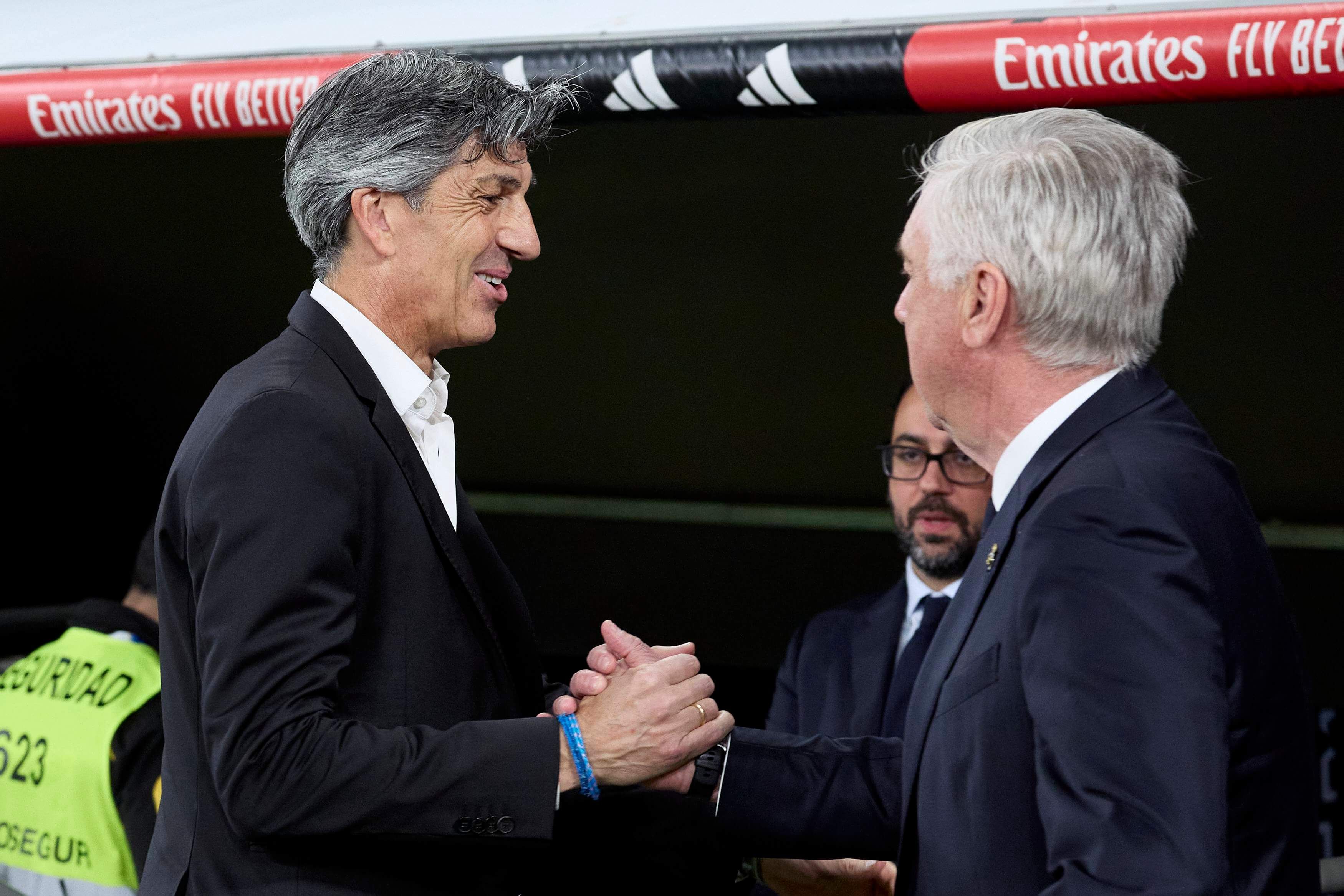  Imanol Alguacil saluda a Carlo Ancelotti antes del Real Madrid-Real Sociedad.