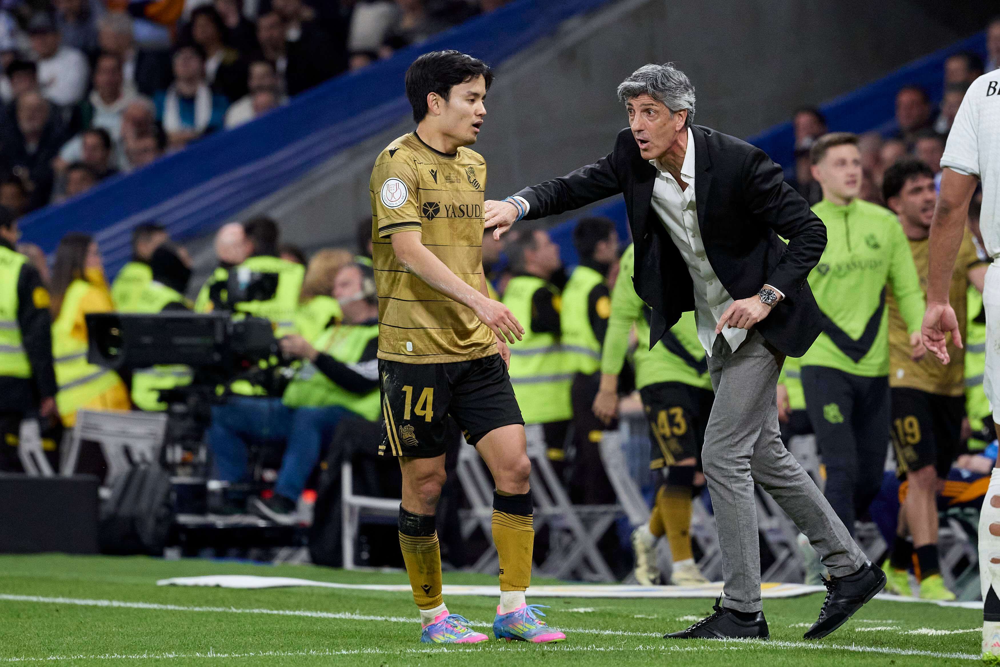  Imanol Alguacil da indicaciones a Take Kubo en el Real Madrid-Real Sociedad.