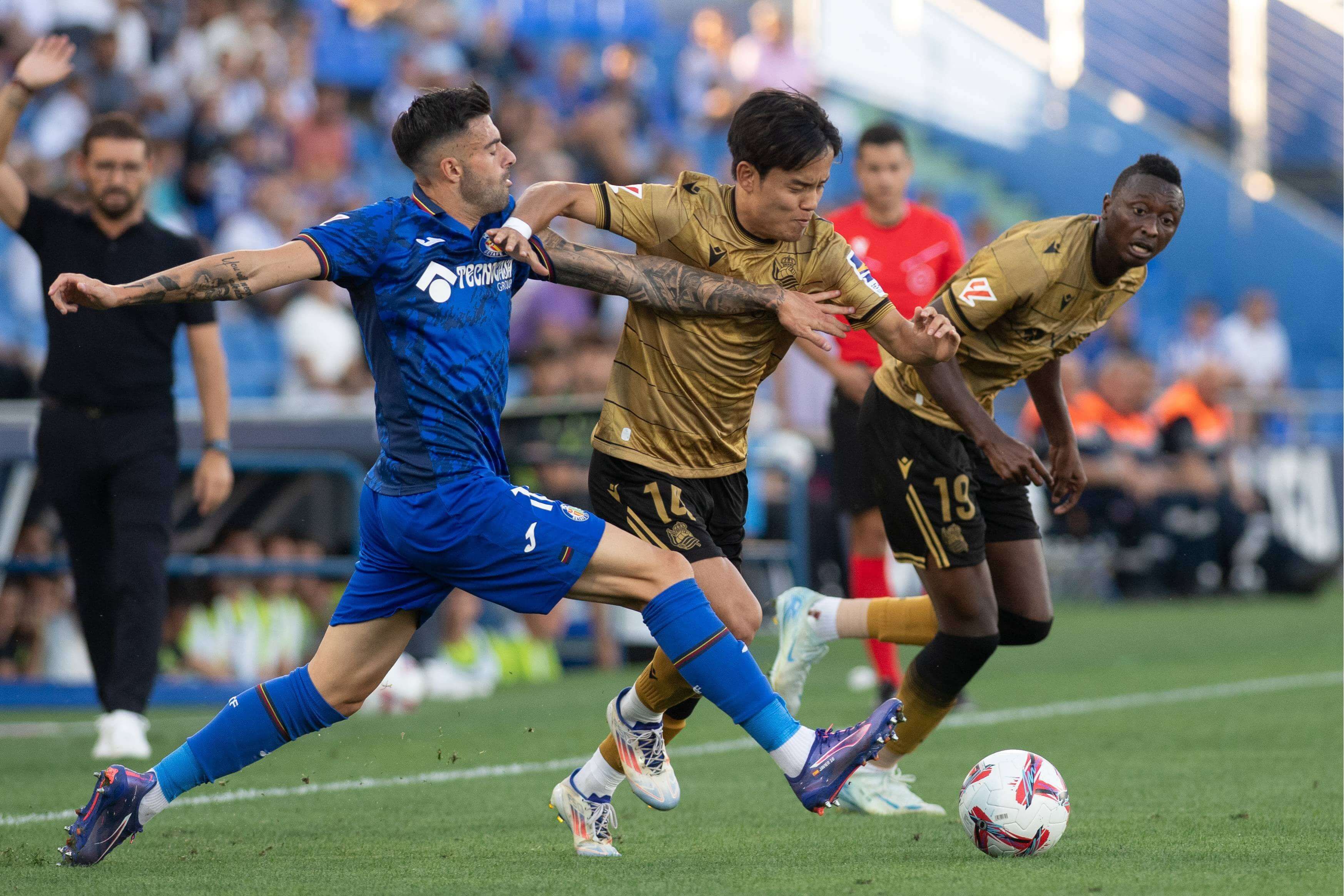 Take Kubo y Diego Rico peleando un balón en el Getafe-Real Sociedad de la primera vuelta.
