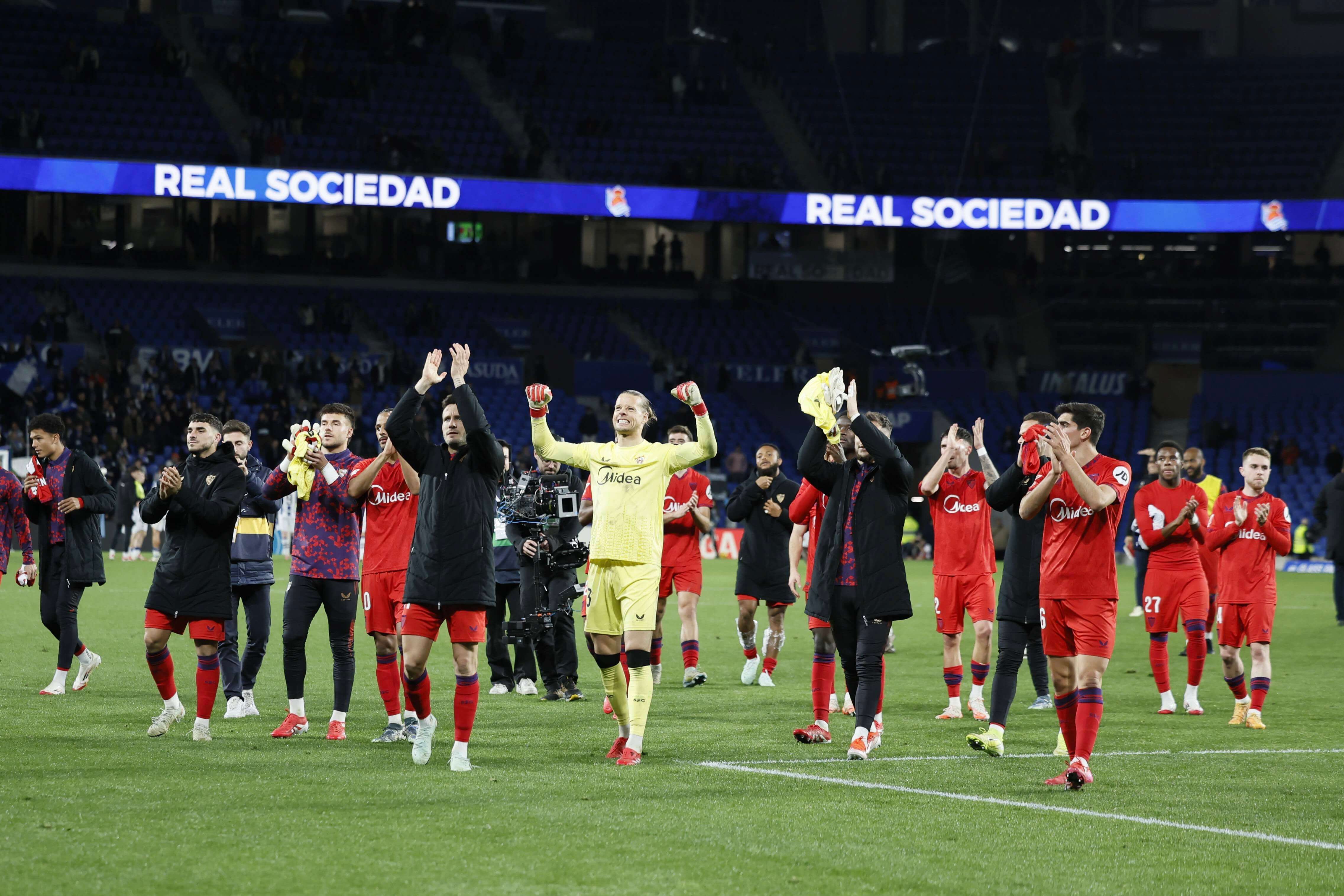 El Sevilla celebra su victoria sobre la Real Sociedad.