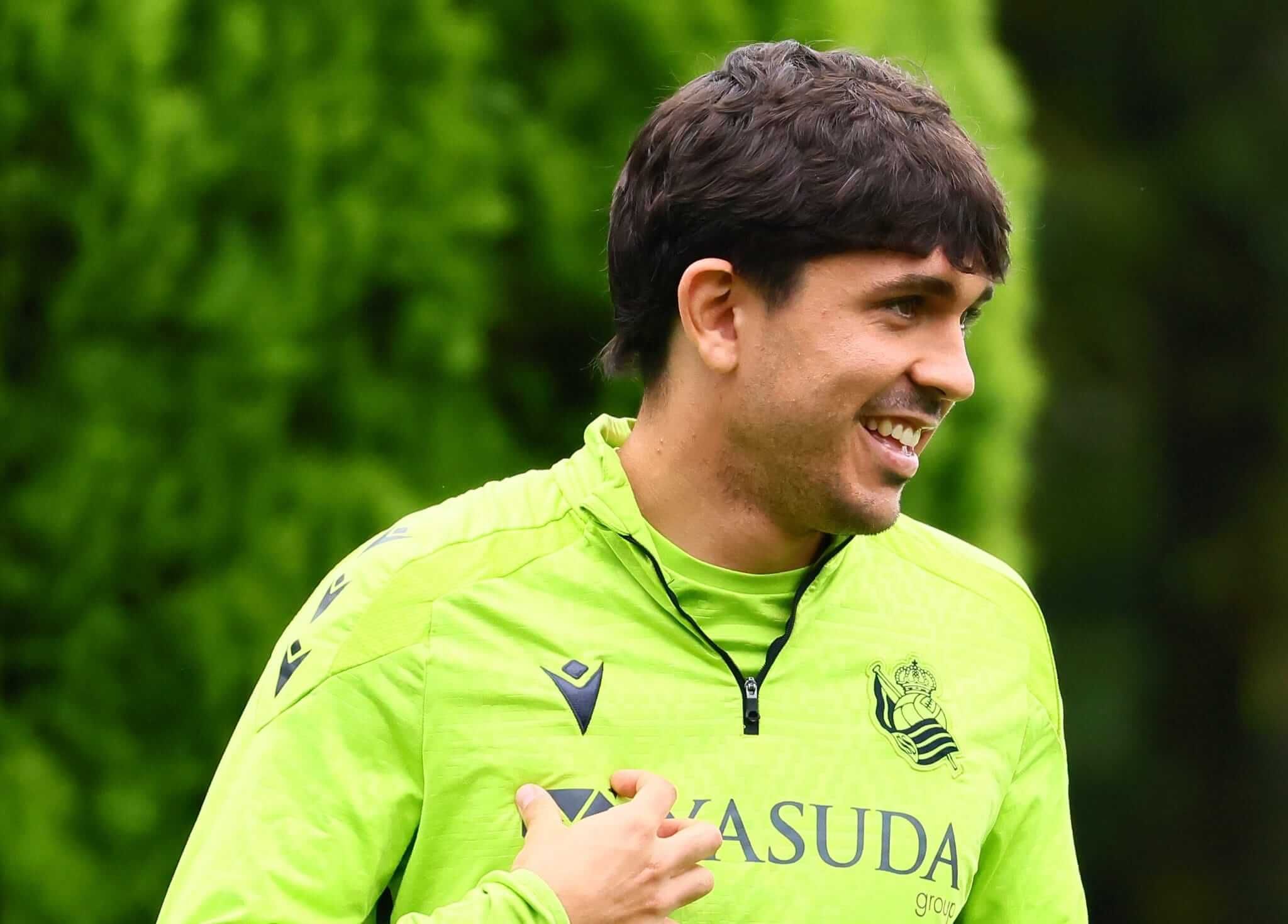 Jon Aramburu sonríe en el entrenamiento de Zubieta.