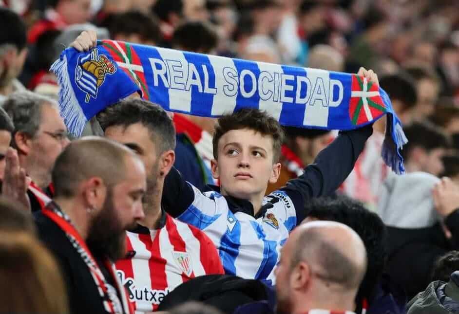 Joven aficionado de la Real Sociedad en San Mamés.