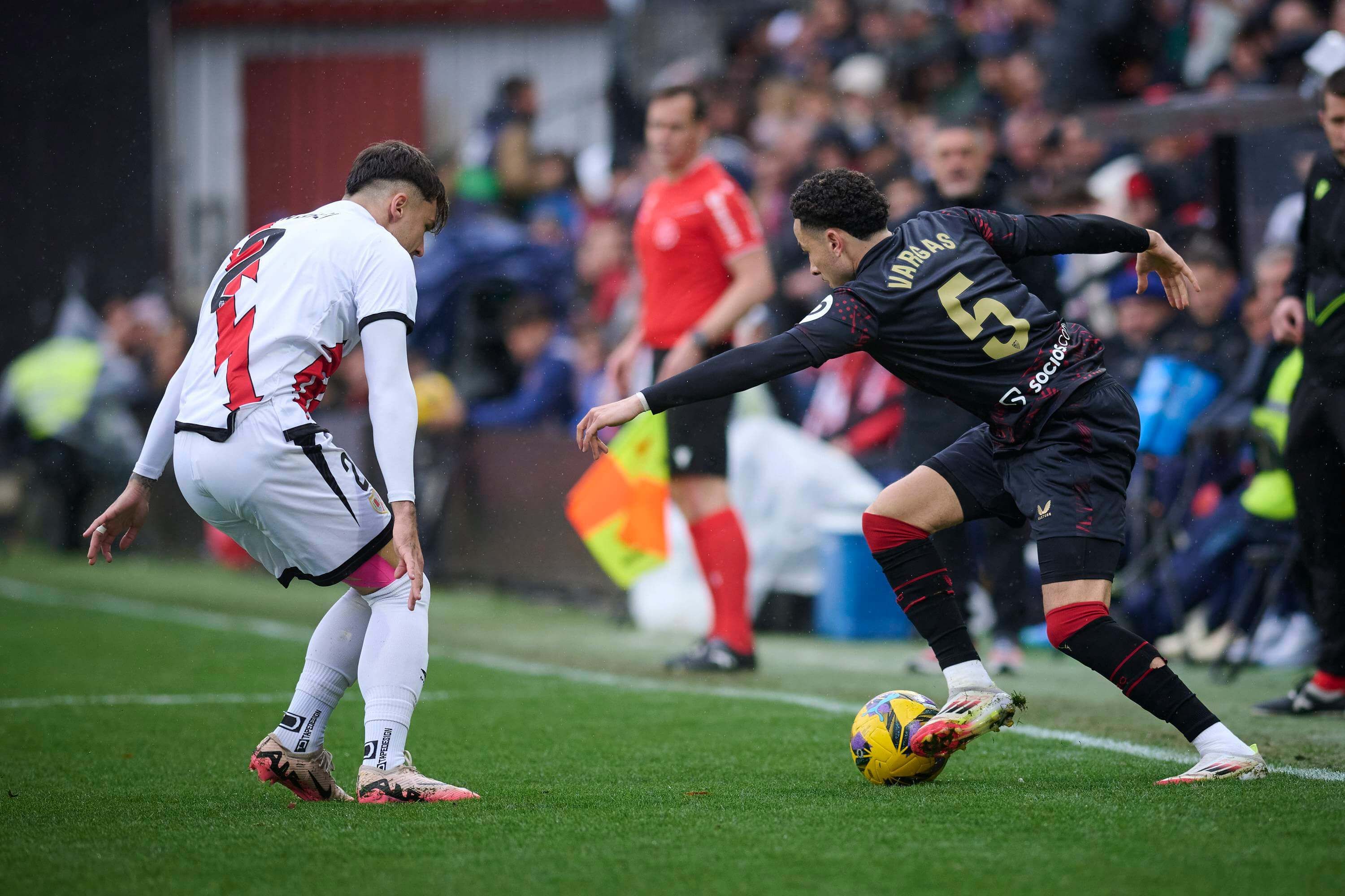  Rubén Vargas trata de marcharse de Ratiu en el Rayo-Sevilla.