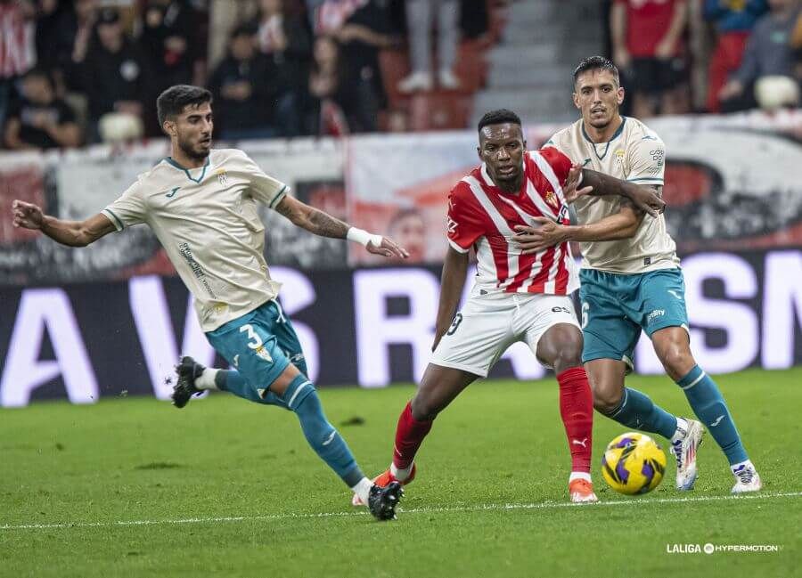  Juan Otero, durante el Sporting - Córdoba en El Molinón.