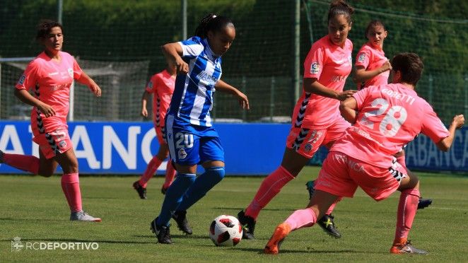  Kika conduce el balón en el partido que jugaron en Abegondo Deportivo ABANCA y PM Friol CD Lugo.