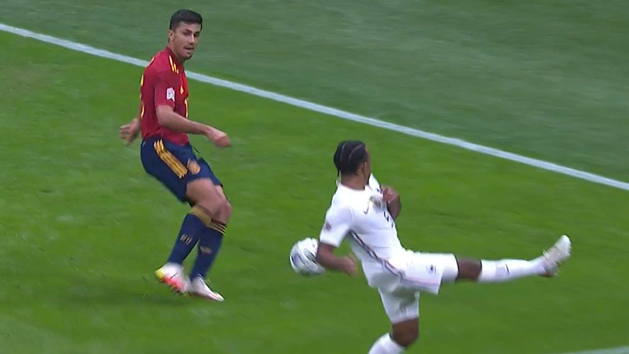  La mano de Jules Koundé en el España-Francia.