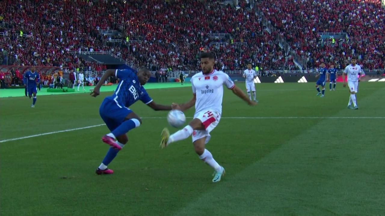  La mano de Yahya Attiat-Allah para el penalti del 1-1