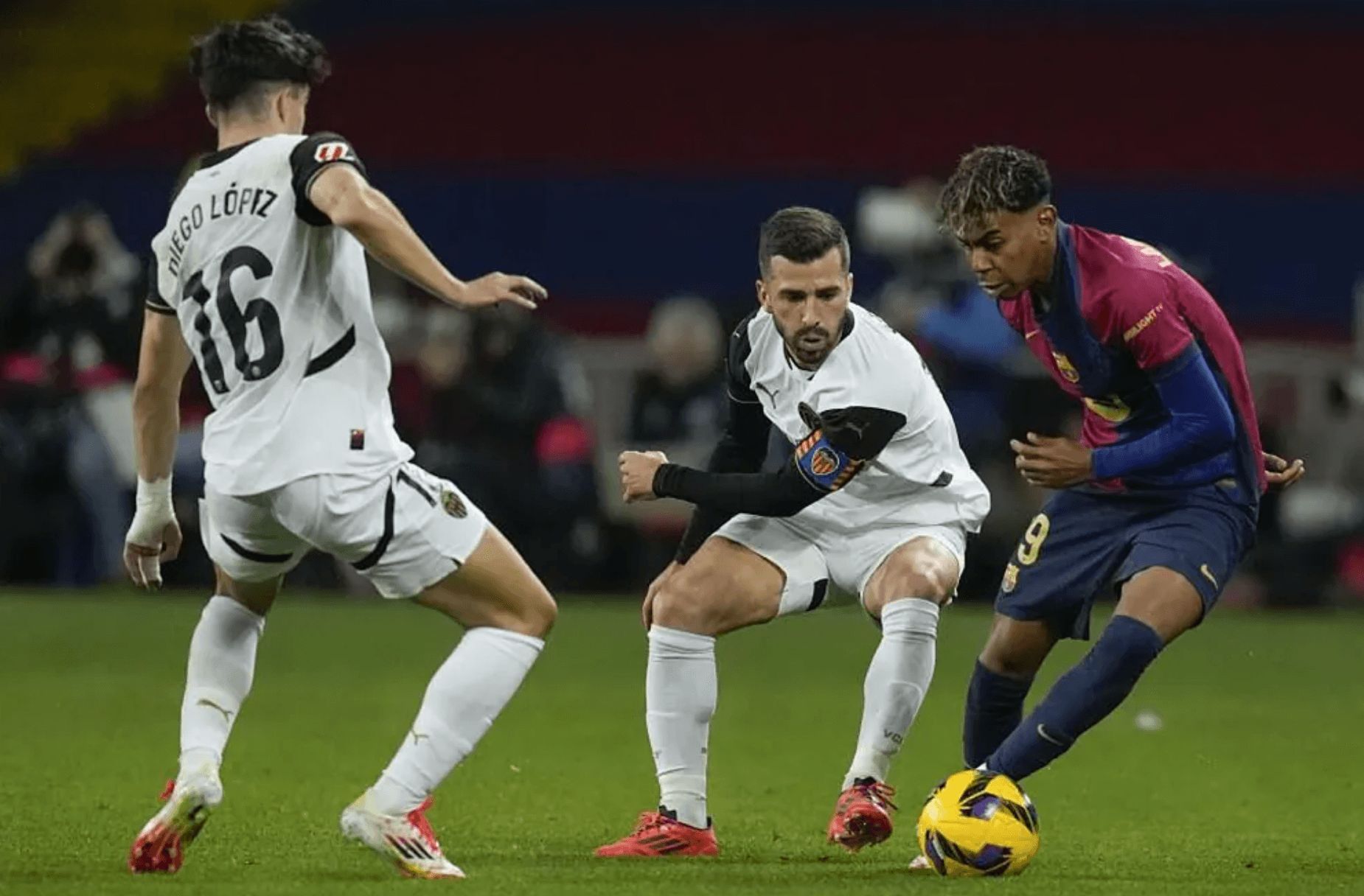  Lamine Yamal se va de Gayà