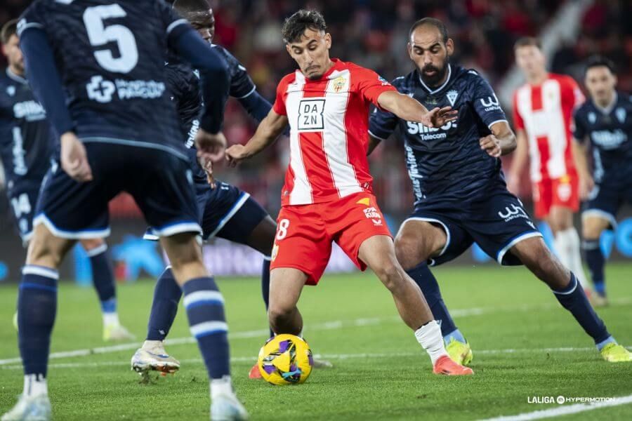 Lance del Almería-Cádiz de la primera vuelta de la 24/25.