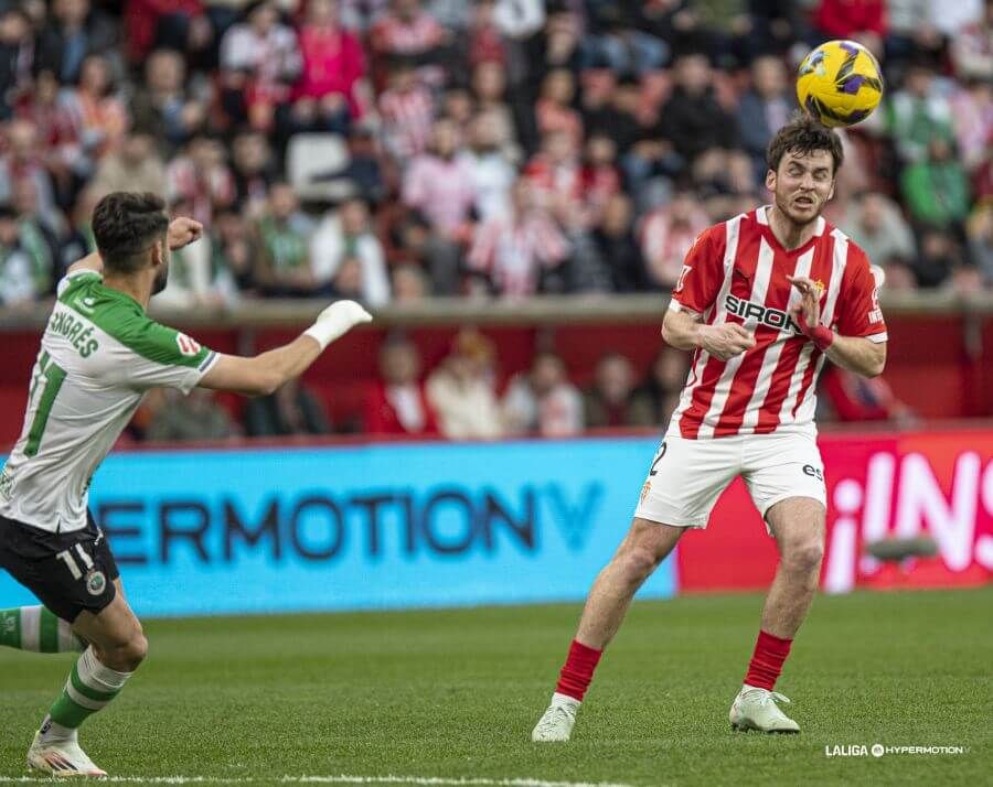 Lance del Sporting-Racing en El Molinón.