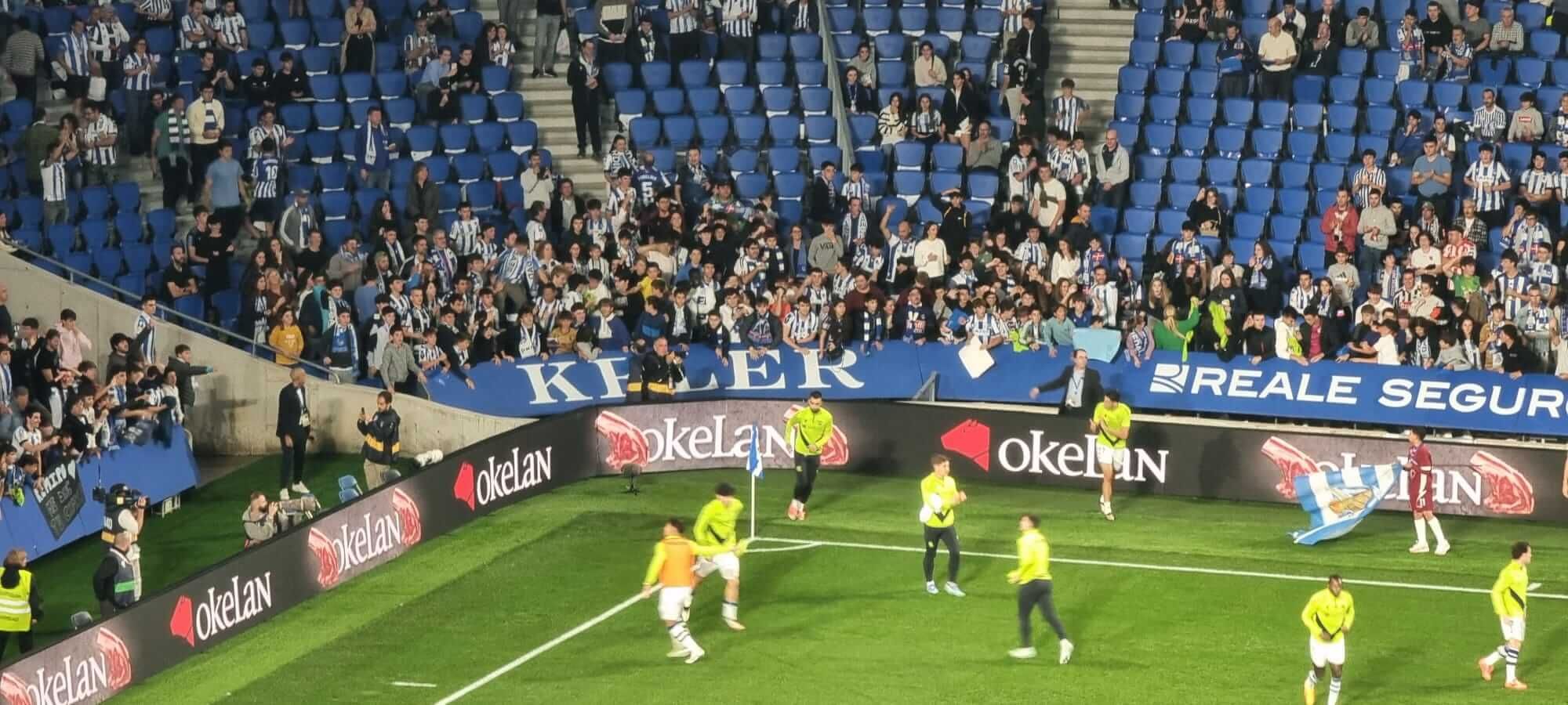 Lanzamiento de camisetas de los jugadores a los aficionados de la grada familiar.