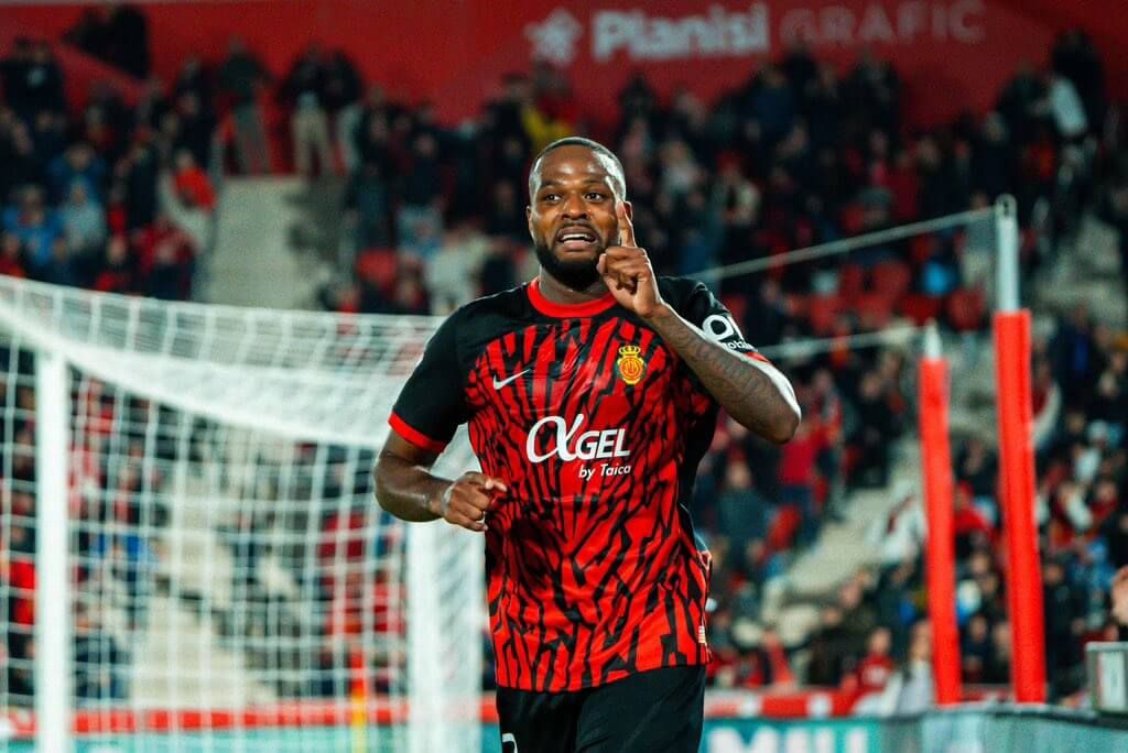  Cyle Larin marca un gol en Mallorca.