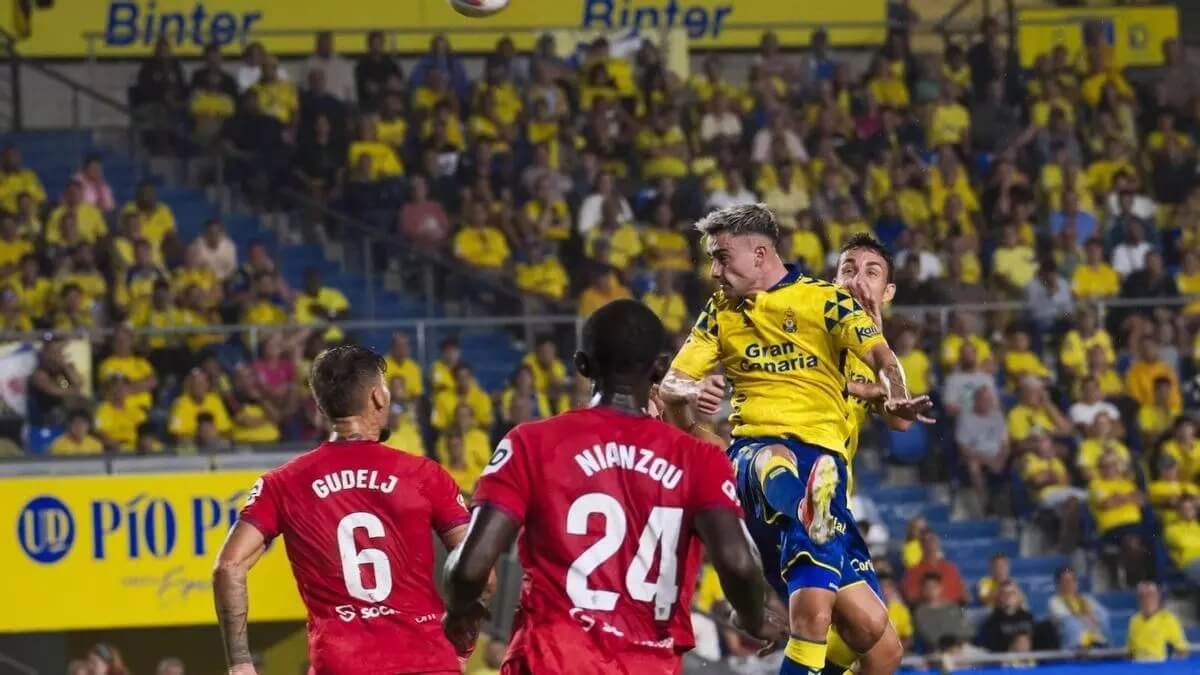 Nianzou y Gudelj, ante un remate de Moleiro en el partido ante Las Palmas.