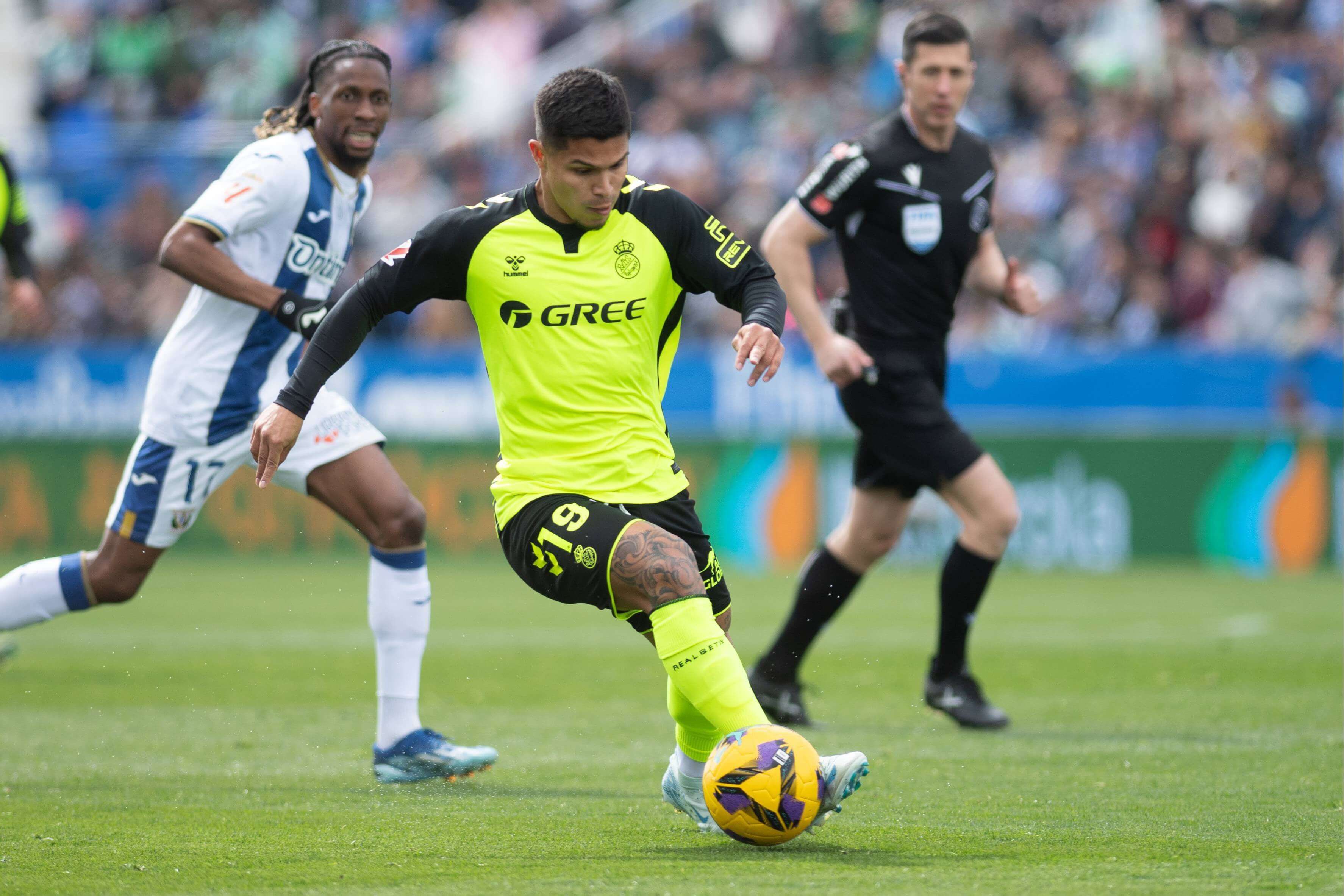 El Cucho Hernández conduce el balón en el Leganés-Betis (Foto: Cordon Press).