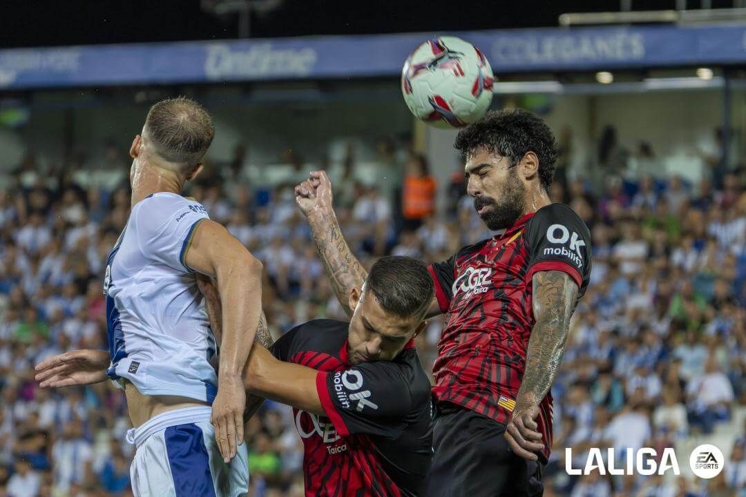  Samú Costa despeja un balón de cabeza en el Leganés-Mallorca.