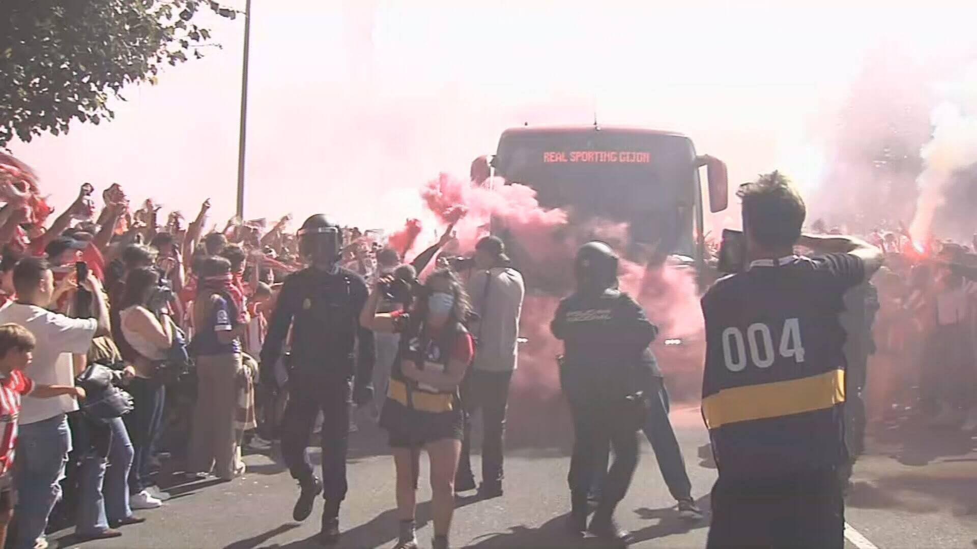 Las llegadas de los autobuses del Oviedo y del Sporting al Molinón