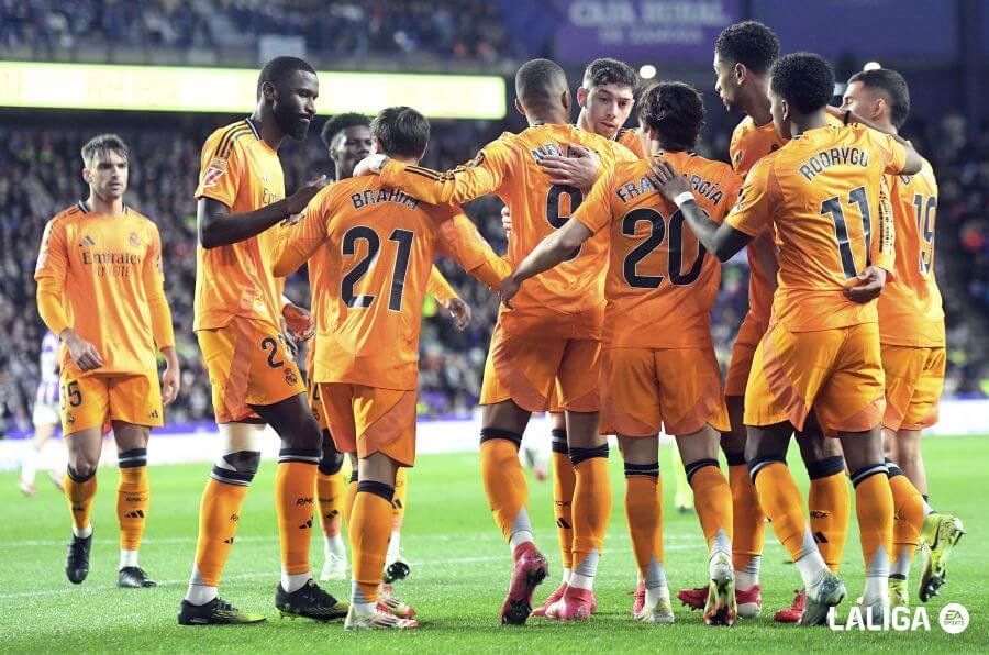 Los jugadores del Real Madrid celebran el gol de Mbappé al Real Valladolid (Foto: LaLiga).