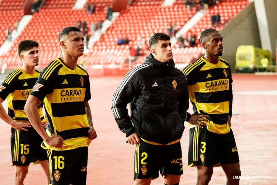 Los jugadores del Real Zaragoza, serios tras perder ante el Almería.
