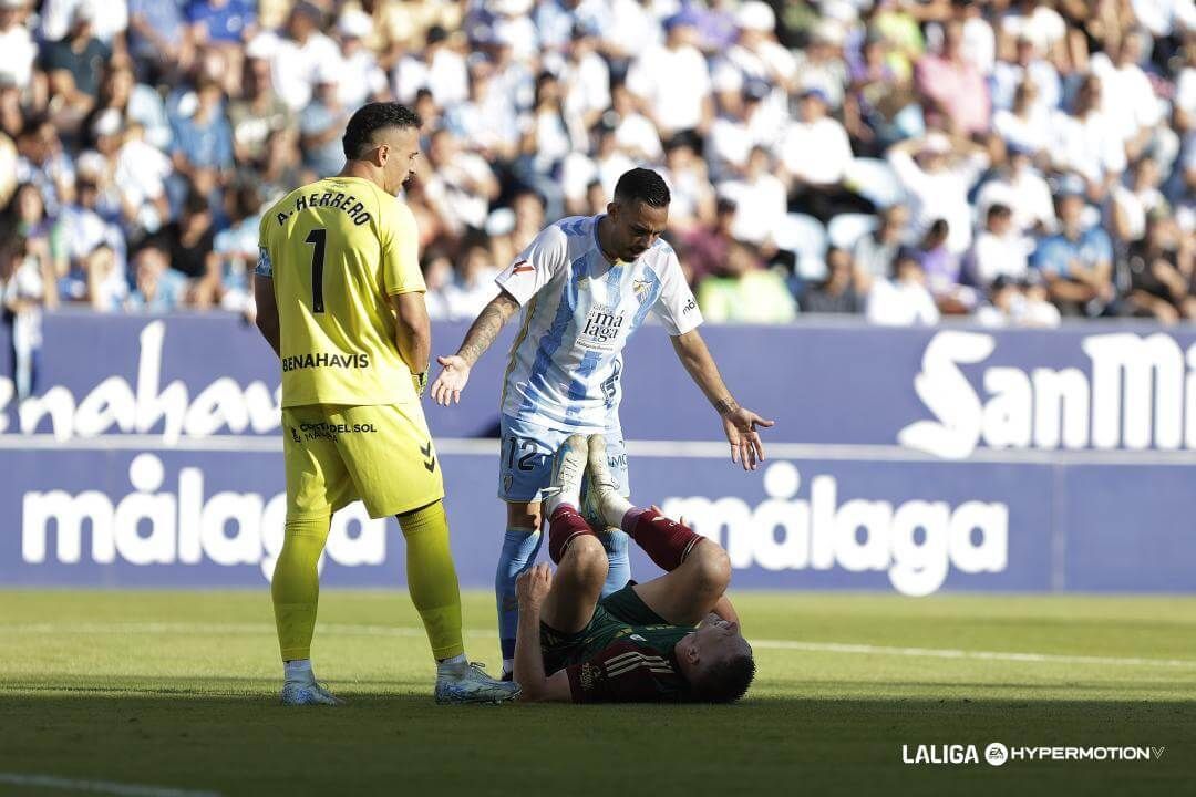  Manu Molina echa la bronca a Alemao en el balón en el Málaga-Real Oviedo.