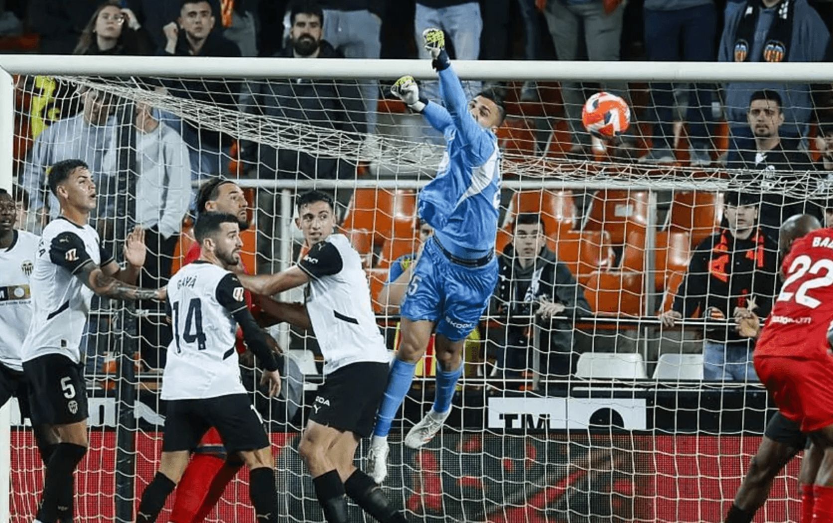  Mamardashvili ante el Sevilla